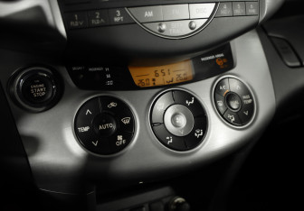 Подержанный автомобиль Toyota RAV4 2008 года (13 фото)