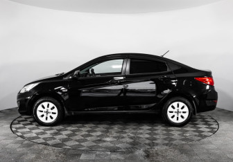 Подержанный автомобиль Hyundai Solaris Sedan 2011 года (8 фото)