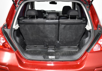 Подержанный автомобиль Nissan Tiida Hatchback 2011 года (18 фото)