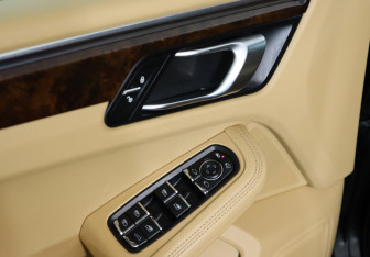 Подержанный автомобиль Porsche Macan 2014 года (15 фото)