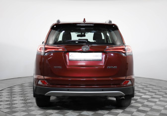 Подержанный автомобиль Toyota RAV4 2018 года (6 фото)