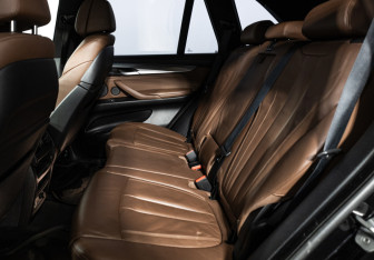 Подержанный автомобиль BMW X5 2017 года (10 фото)