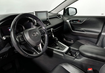 Подержанный автомобиль Toyota RAV4 2020 года (9 фото)