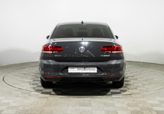 Подержанный автомобиль Volkswagen Passat Sedan 2017 года (6 фото)