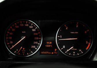 Подержанный автомобиль BMW X1 2012 года (12 фото)