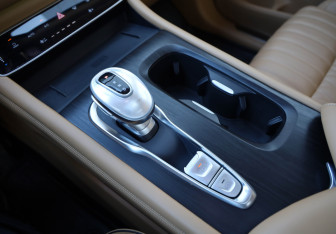 Подержанный автомобиль Voyah Dream 2023 года (18 фото)