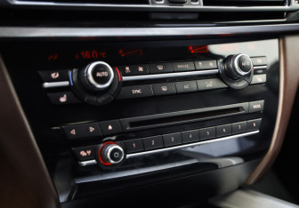 Подержанный автомобиль BMW X5 2016 года (18 фото)