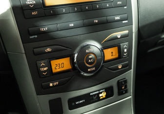 Подержанный автомобиль Toyota Corolla Sedan 2008 года (15 фото)