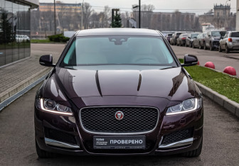 Подержанный автомобиль Jaguar XF Sedan 2018 года (3 фото)