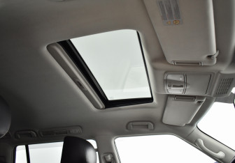 Подержанный автомобиль Nissan Patrol 2011 года (14 фото)