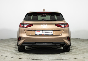 Подержанный автомобиль Kia Ceed Hatchback 2022 года (6 фото)