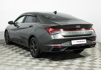 Подержанный автомобиль Hyundai Elantra Sedan 2022 года (7 фото)