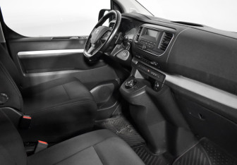 Подержанный автомобиль Peugeot Traveller 2020 года (13 фото)
