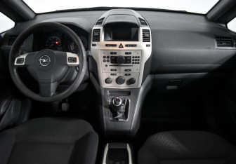 Подержанный автомобиль Opel Zafira Compactvan 2008 года (15 фото)