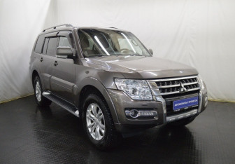 Подержанный автомобиль Mitsubishi Pajero 2015 года (3 фото)