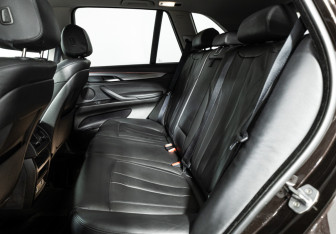 Подержанный автомобиль BMW X5 2015 года (10 фото)