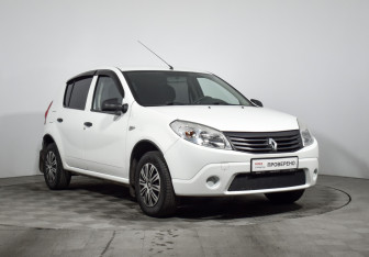 Подержанный автомобиль Renault Sandero 2012 года (3 фото)