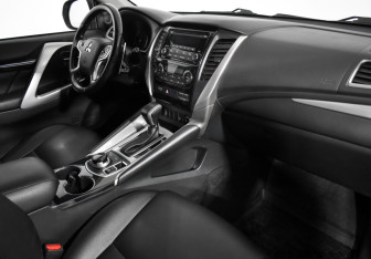 Подержанный автомобиль Mitsubishi Pajero Sport 2019 года (15 фото)