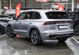 Подержанный автомобиль Geely Monjaro 2023 года (10 фото)
