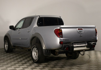 Подержанный автомобиль Mitsubishi L200 2014 года (14 фото)