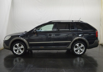 Подержанный автомобиль Skoda Octavia Wagon 2011 года (8 фото)