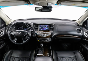 Подержанный автомобиль Infiniti QX60 2016 года (12 фото)