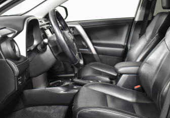 Подержанный автомобиль Toyota RAV4 2016 года (10 фото)