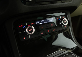 Подержанный автомобиль Volkswagen Touareg 2012 года (19 фото)