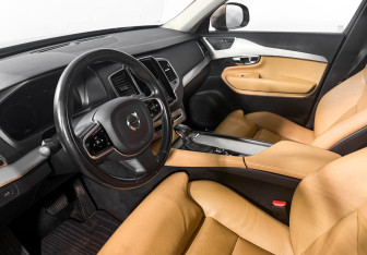 Подержанный автомобиль Volvo XC90 2015 года (9 фото)