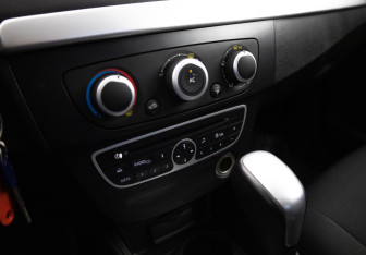 Подержанный автомобиль Renault Fluence 2012 года (13 фото)