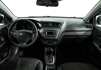 Подержанный автомобиль Kia Rio Sedan 2016 года (13 фото)
