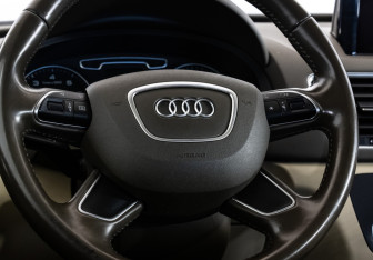 Подержанный автомобиль Audi Q3 2013 года (12 фото)