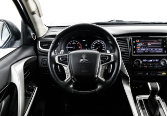 Подержанный автомобиль Mitsubishi Pajero Sport 2017 года (12 фото)