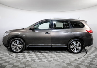Подержанный автомобиль Nissan Pathfinder 2015 года (8 фото)