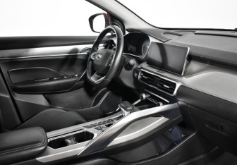 Подержанный автомобиль Geely Coolray 2023 года (13 фото)