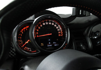 Подержанный автомобиль MINI Hatch 2019 года (12 фото)