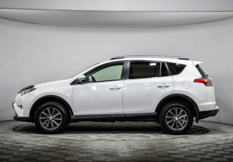 Подержанный автомобиль Toyota RAV4 2015 года (8 фото)