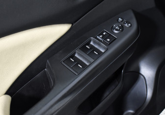 Подержанный автомобиль Honda CR-V 2013 года (10 фото)