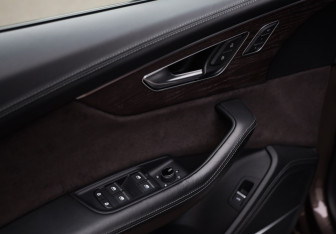 Подержанный автомобиль Audi Q8 2019 года (23 фото)