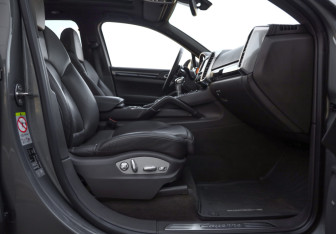 Подержанный автомобиль Porsche Cayenne 2015 года (26 фото)