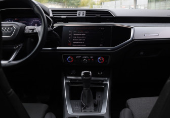 Подержанный автомобиль Audi Q3 2019 года (11 фото)