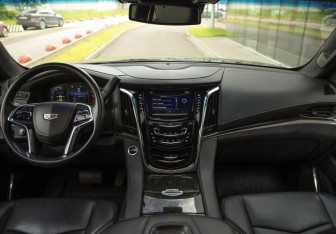Подержанный автомобиль Cadillac Escalade Suv 2016 года (11 фото)