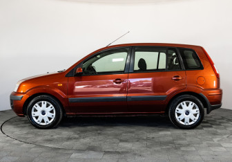 Подержанный автомобиль Ford Fusion 2008 года (8 фото)