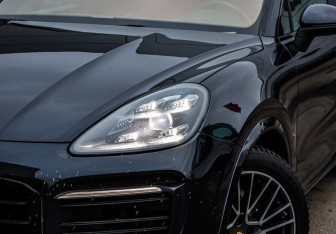 Подержанный автомобиль Porsche Cayenne 2019 года (2 фото)