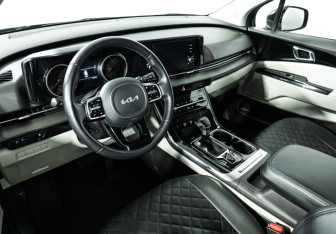 Подержанный автомобиль Kia Carnival 2021 года (11 фото)