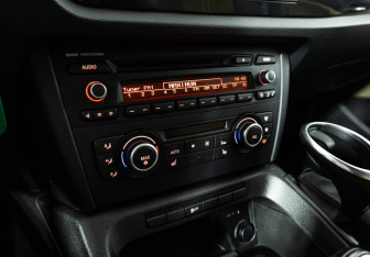 Подержанный автомобиль BMW X1 2011 года (15 фото)