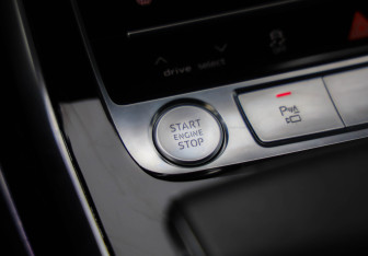 Подержанный автомобиль Audi Q8 2019 года (19 фото)