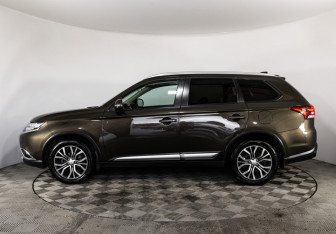 Подержанный автомобиль Mitsubishi Outlander 2018 года (8 фото)