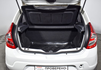 Подержанный автомобиль Renault Sandero 2012 года (18 фото)