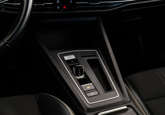 Подержанный автомобиль Volkswagen Golf Hatchback 2020 года (14 фото)